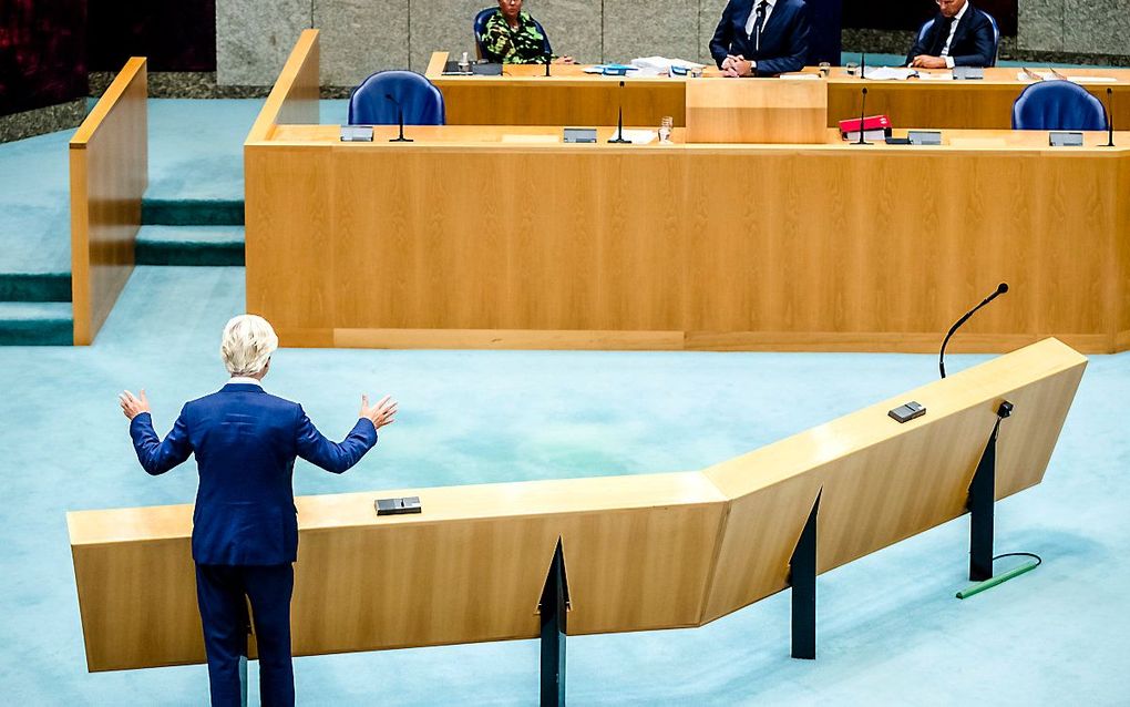 Hugo de Jonge, minister van Volksgezondheid, Welzijn en Sport, in debat met Geert Wilders (PVV) tijdens een plenair debat over de ontwikkelingen rondom het coronavirus. beeld ANP