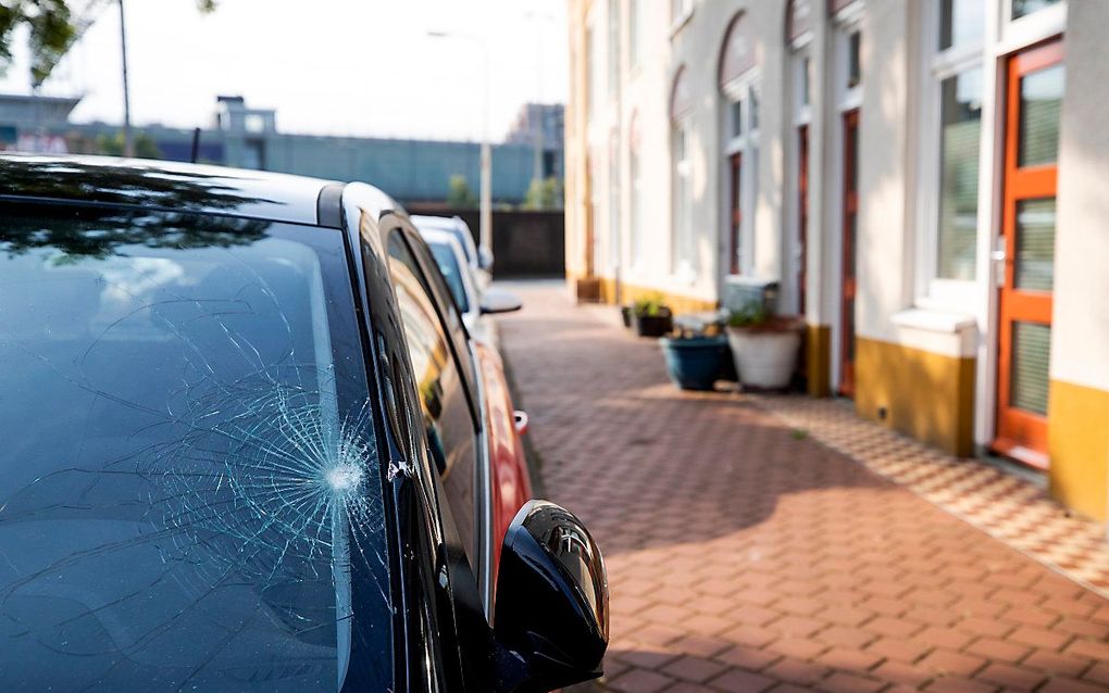 Beschadigde auto's in de Schilderswijk na de rellen. beeld ANP