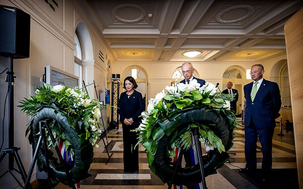 Voorzitters Khadija Arib (Tweede Kamer), Jan Anthonie Bruijn (Eerste Kamer) en Erry Stoove van de Stichting Nationale Herdenking 15 augustus 1945 legden op 14 augustus een krans bij de Indische plaquette in het gebouw van de Tweede Kamer. Het parlement ho