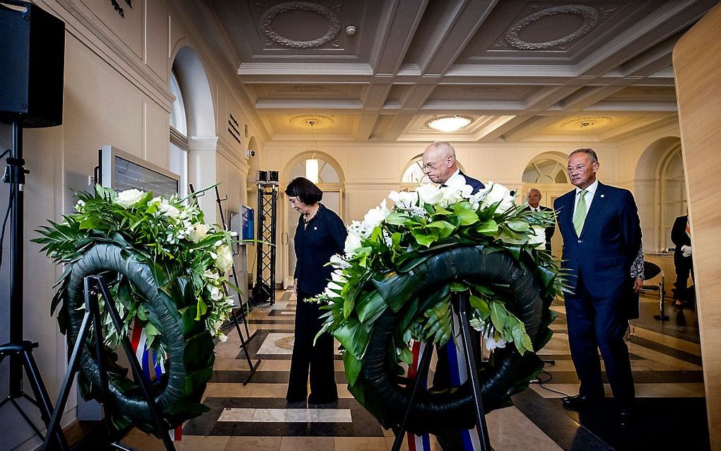 oorzitters Khadija Arib (Tweede Kamer), Jan Anthonie Bruijn (Eerste Kamer) en Erry Stoove van de Stichting Nationale Herdenking 15 augustus 1945 leggen vrijdag een krans bij de Indische plaquette in het gebouw van de Tweede Kamer. Het parlement houdt een 