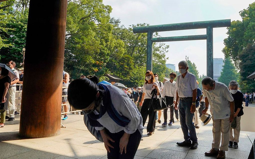 Mensen bezoeken de Yasukuni-tempel in Tokyo om een gebed te doen voor de oorlogsdoden van de Tweede Wereldoorlog. beeld EPA