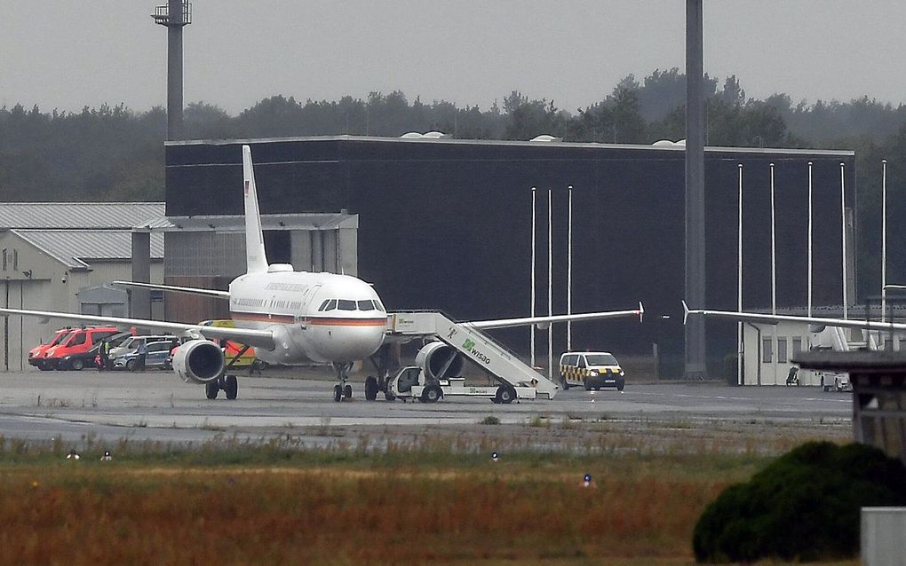 Navalni's vliegtuig komt aan op vliegveld Berlijn-Tegel. beeld EPA