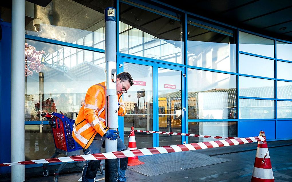 Een medewerker van ProRail verwijdert een rookpaal op station Sloterdijk. beeld ANP