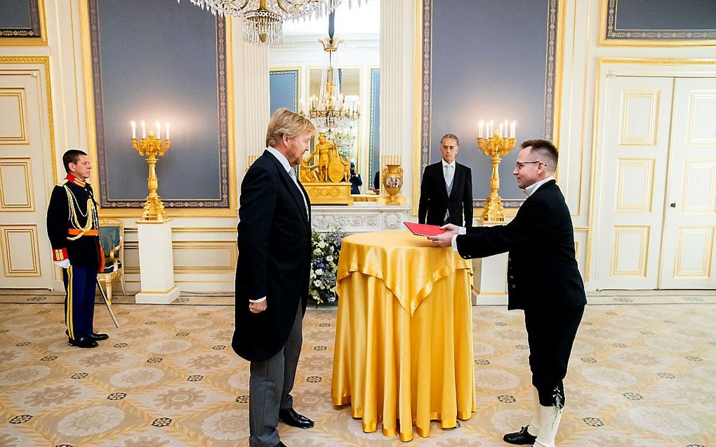 De geloofsbrieven worden niet aan de koning overhandigd, maar op een gereedstaand tafeltje gelegd. beeld ANP, HH POOL