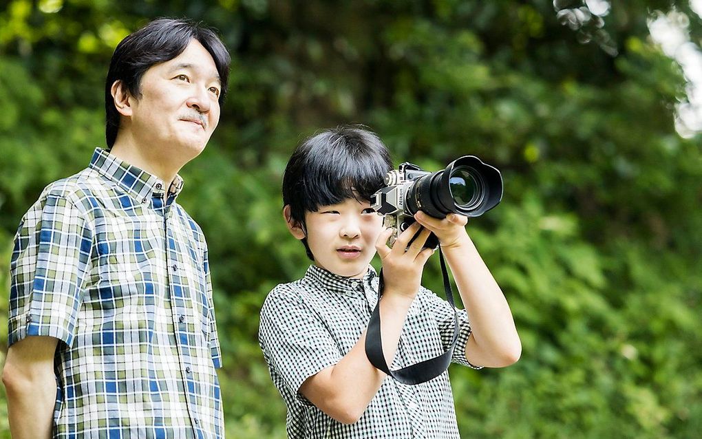 Kroonprins Akishino en zoon Hisahito, de enige troonopvolger in zijn generatie. beeld Imperial Household Agency of Japan