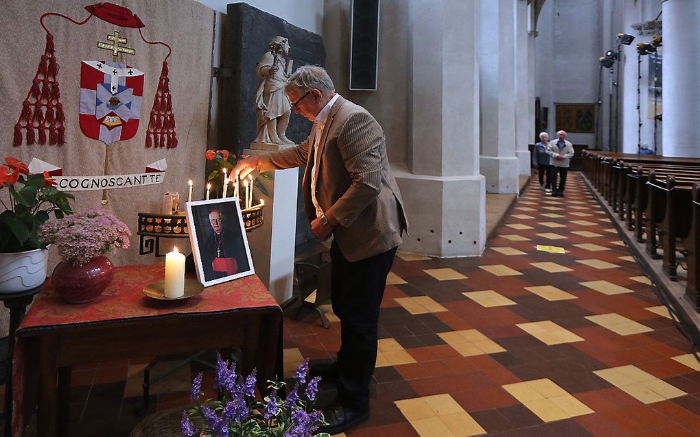 Het publiek neemt afscheid van kardinaal Simonis in de Kathedraal van Utrecht. beeld ANP RAMON MANGOLD