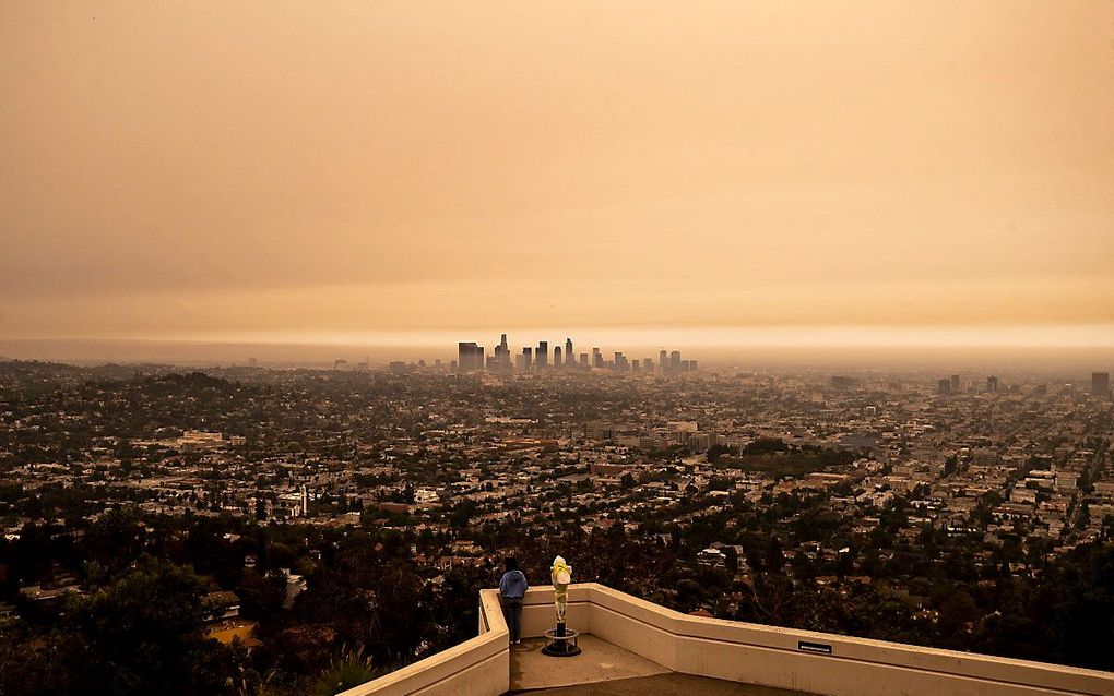 Oranje lucht boven Los Angeles. beeld EPA/ETIENNE LAURENT