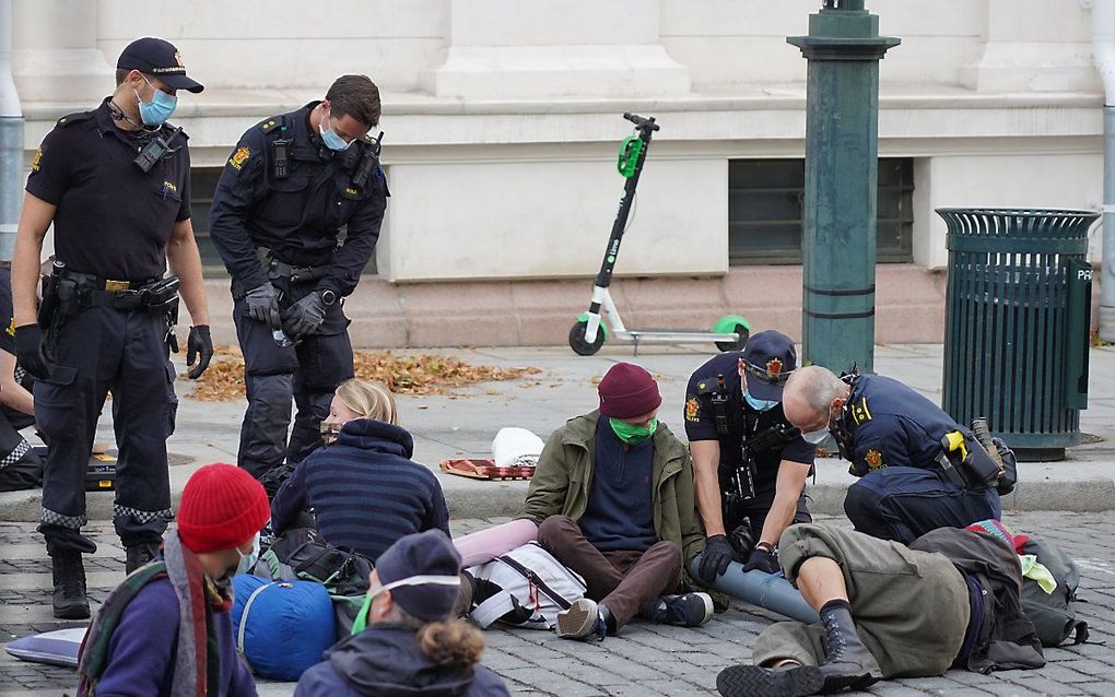 Activisten van Extinction Rebellion in de straten van Oslo in protest tegen het Noorse oliebeleid. beeld EPA, Ole Berg-Rusten