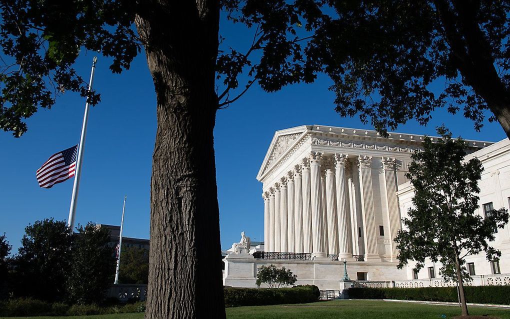 De vlaggen bij het Hooggerechtshof in Washington DC hangen halfstok na het overlijden van rechter Ginsburg. Zij werd 87 jaar. beeld AFP, Saul Loeb