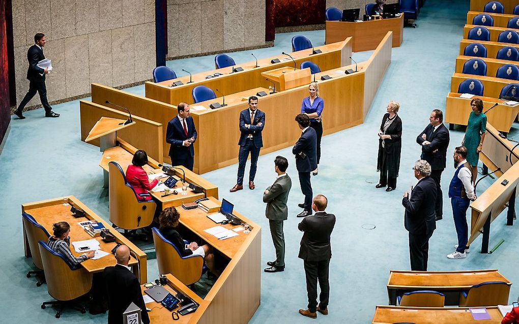 Kamervoorzitter Khadija Arib in gesprek met de fractievoorzitters van de Tweede Kamer tijdens een debat eerder deze week. beeld ANP, Bart Maat