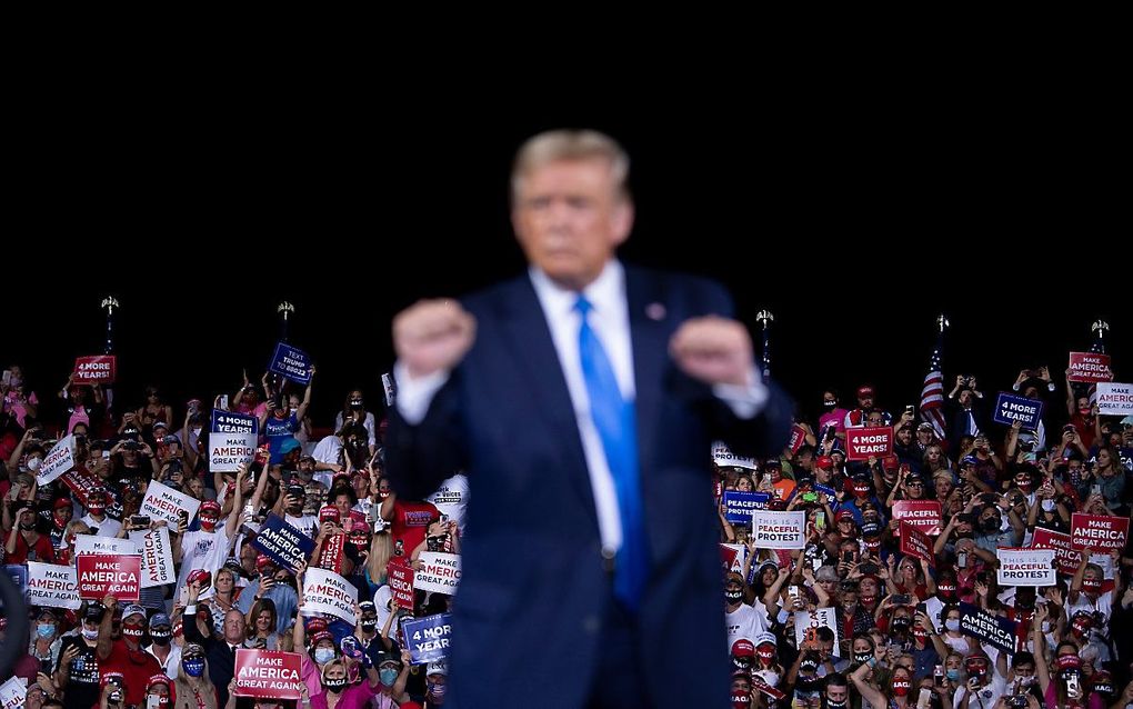 President Trump donderdag tijdens een verkiezingsbijeenkomst in Florida. Deze staat is een belangrijke swing state, die bij de vorige verkiezingen net door Trump gewonnen werd. beeld AFP, Brendan Smialowski