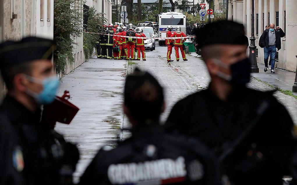 Een persoon met een mes zou vlakbij het kantoor van Charlie Hebdo slachtoffers hebben gemaakt. beeld AFP, GEOFFROY VAN DER HASSELT