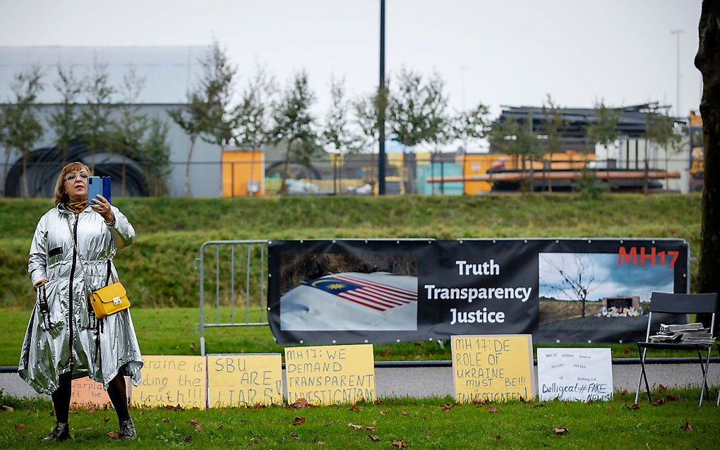 Pro-Russische demonstranten bij het Jusitieel Complex Schiphol, bij de rechtszaak over het neerhalen van vlucht MH17. beeld ANP, ROBIN VAN LONKHUIJSEN