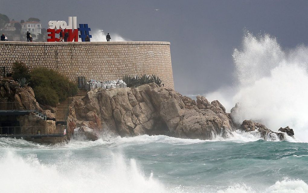 De storm heeft de Franse kust bereikt. beeld AFP