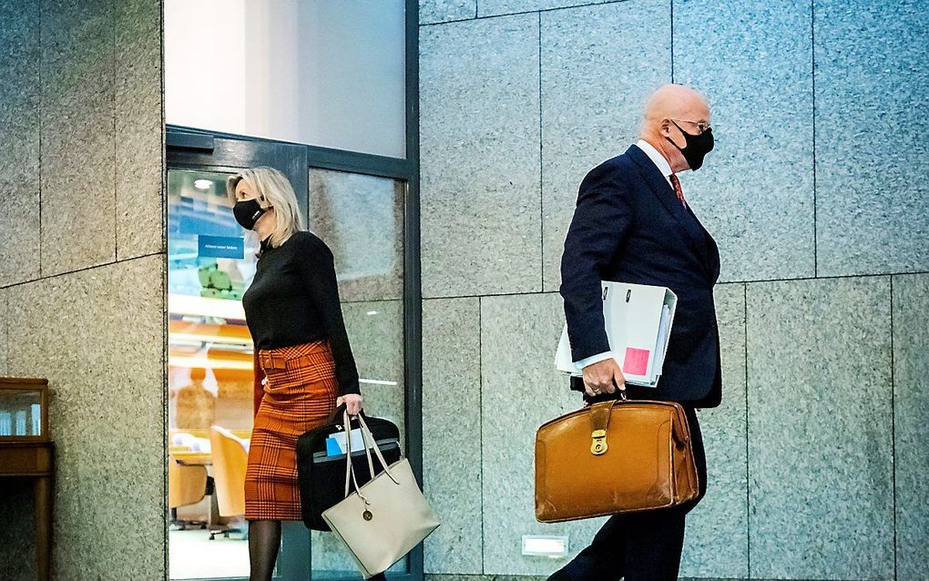 De regering kwam vorige week met het dringende advies om in openbare ruimtes mondkapjes te dragen. Foto: minister Ollongren van Binnenlandse Zaken en minister Grapperhaus van Justitie en Veiligheid, na afloop van een debat over maatregelen ter bestrijding