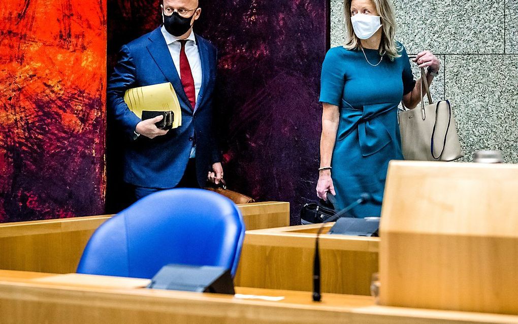 Minister Ollongren van Binnenlandse Zaken en minister Grapperhaus van Justitie en Veiligheid, op de tweede dag van een debat over maatregelen ter bestrijding van de corona-epidemie. beeld ANP, Remko de Waal