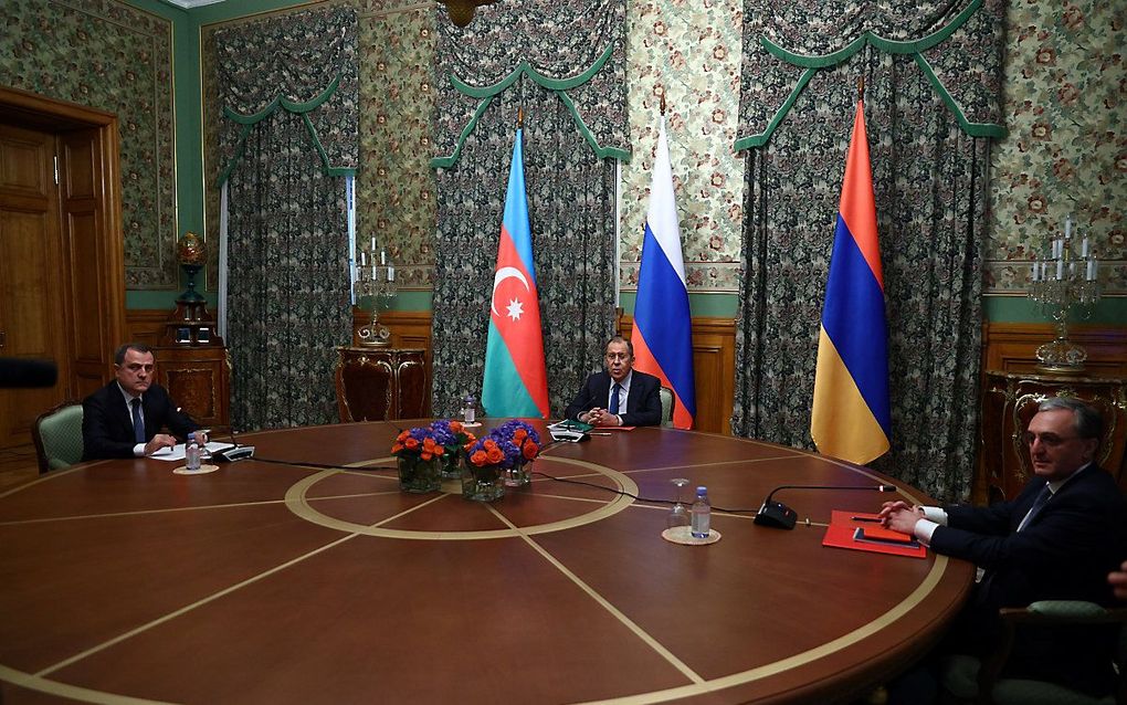 Lavrov met de ministers van Buitenlandse zaken van Armenie en Azerbeidzjan. beeld AFP