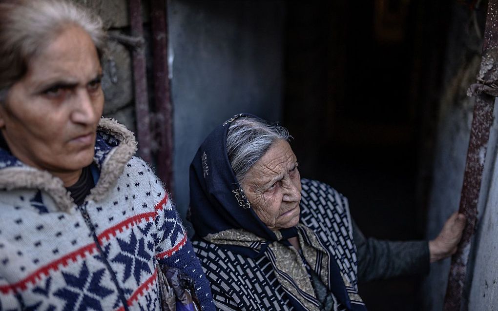 Vrouwen verschuilen zich in een kelder tijdens een granaataanval in het Azerbeidzjaanse stadje Terter. beeld AFP, Bulent Kilic