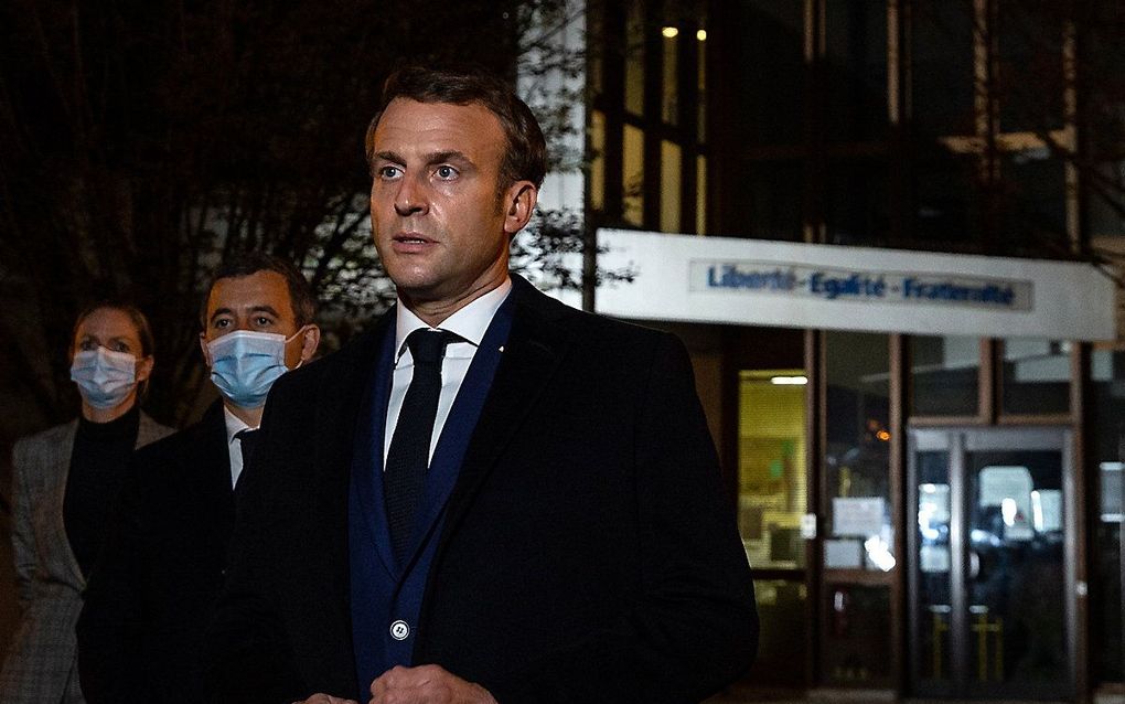 Macron bezoekt vrijdagavond de school waar de leraar lesgaf. beeld EPA, ABDULMONAM EASSA