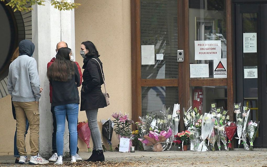 Bloemen bij de school van de leraar die onthoofd is. beeld AFP, Bertrand GUAY