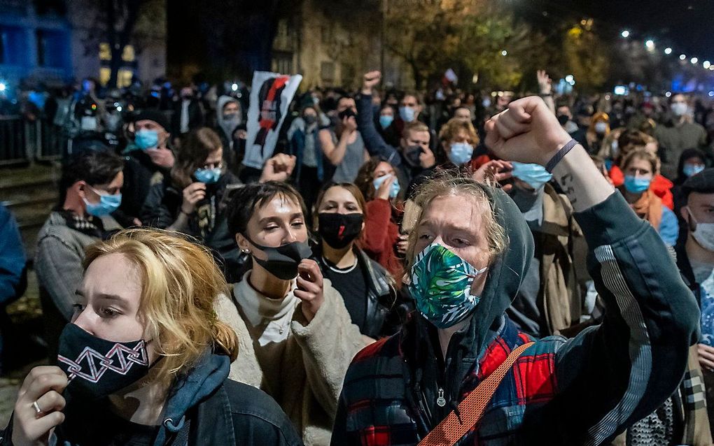 Protesten in Polen tegen de strengere abortusregels, donderdagavond. beeld AFP, Wojtek RADWANSKI