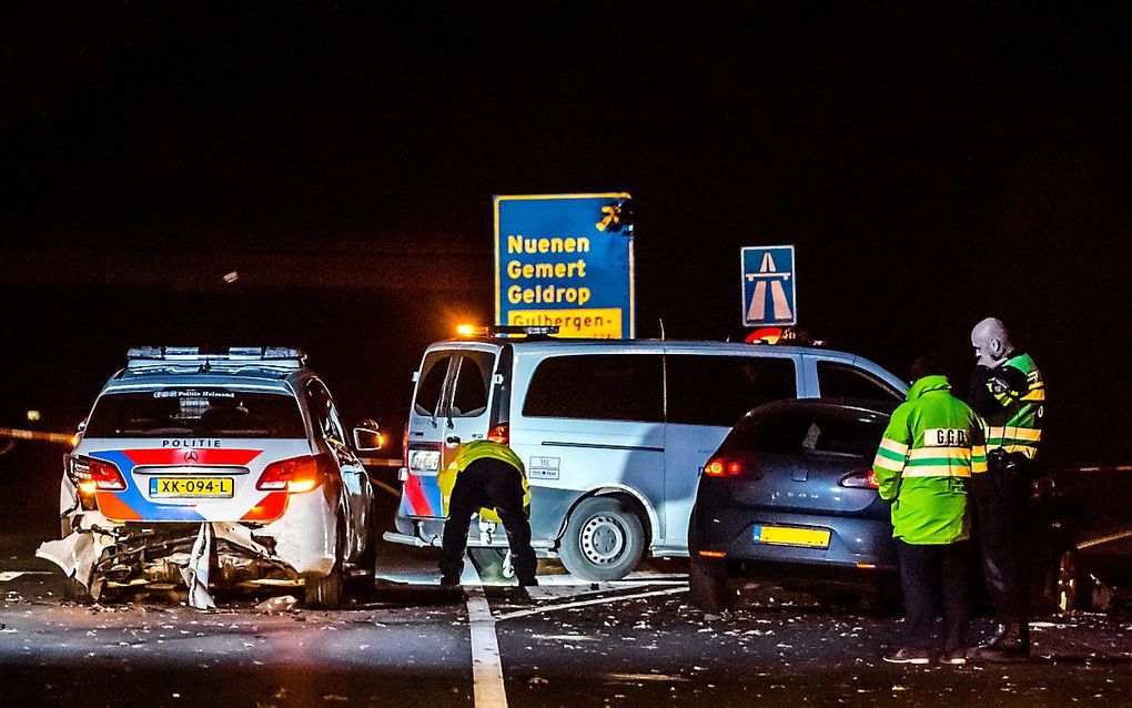 Politieonderzoek op de A270 tussen Eindhoven en Helmond na een dodelijk ongeval tussen een personenauto en politiewagen. beeld ANP, ROB ENGELAAR