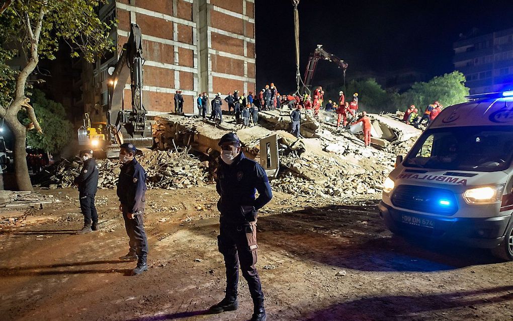 Zoektocht in Izmir. beeld AFP, Yasin AKGUL