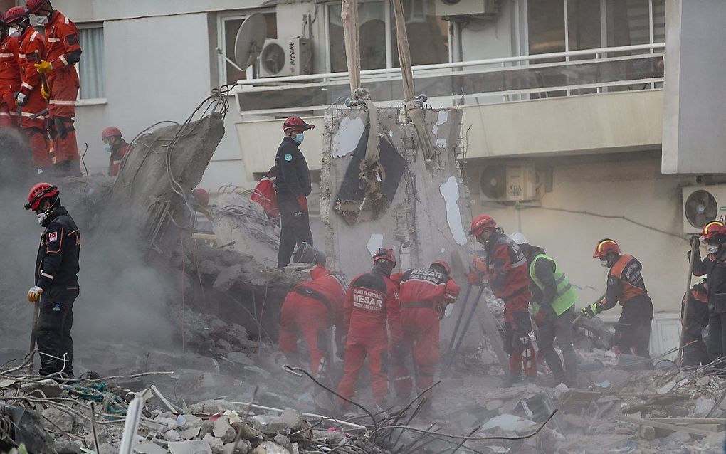 Chaos in Izmir, waar meer dan honderd mensen stierven door een aardbeving. Beeld EPA, Erdem Sahin