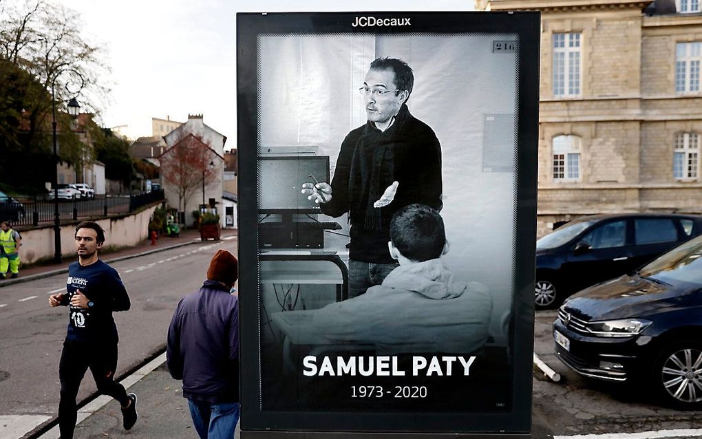 Poster van de vermoorde leraar Paty in de buurt van Parijs. beeld AFP, Thomas Coex