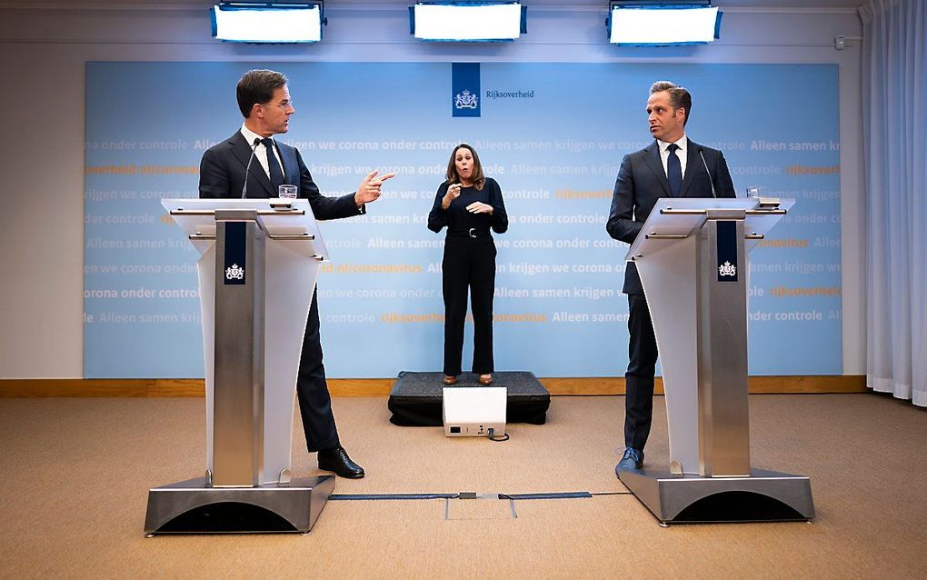 Premier Mark Rutte en minister Hugo de Jonge (Volksgezondheid, Welzijn en Sport) geven een toelichting op de aanscherping van de coronamaatregelen in Nederland. beeld ANP, Bart Maat