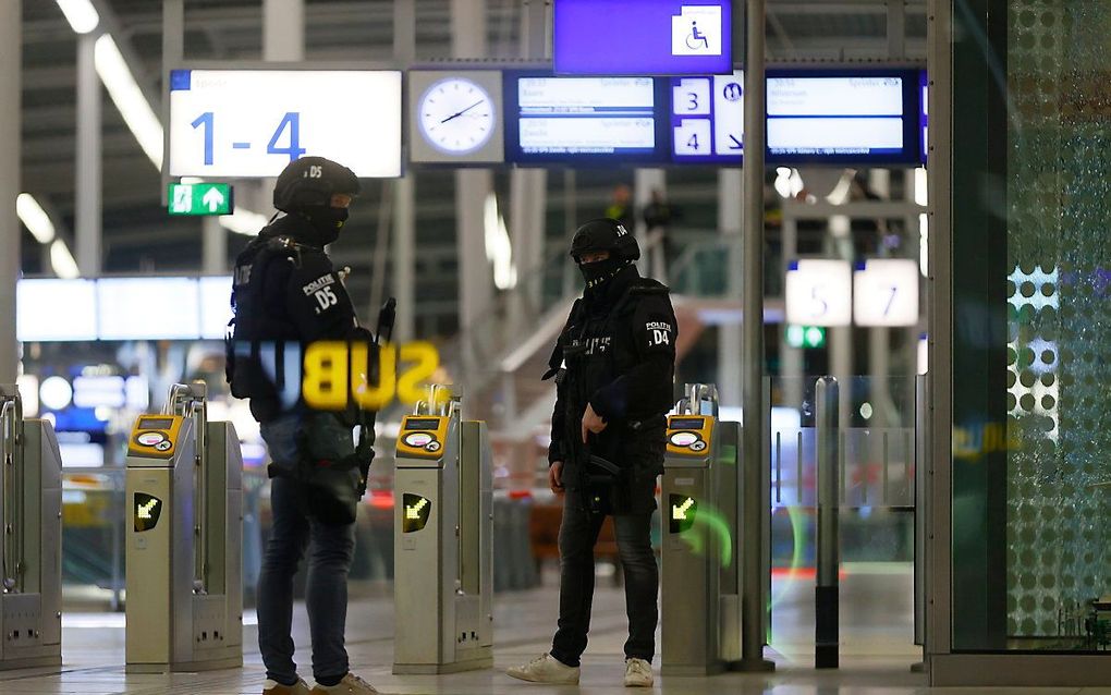 Uit onderzoek van de politie blijkt dat er dinsdagavond op het centraal station van Utrecht geen sprake van dreiging is geweest. Na een melding was het treinverkeer stil gelegd en het station ontruimd. Het bleek loos alarm.  beeld ANP, Robin van Lonkhuijs