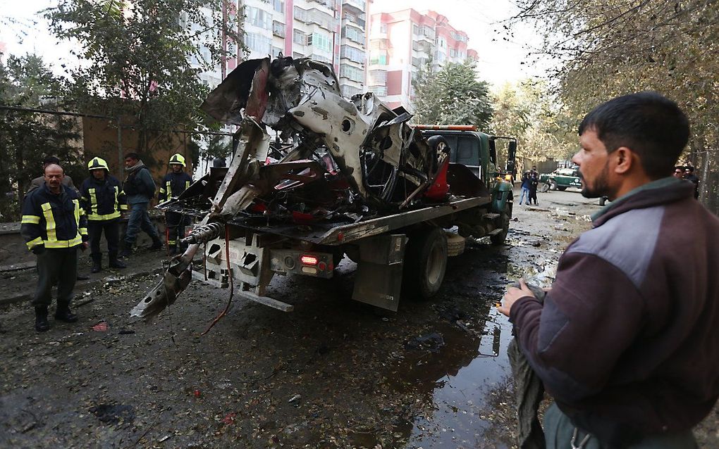 De ontploffing heeft van deze auto weinig heel gelaten, in Kaboel, Afghanistan. beeld EPA, Jawad Jalali