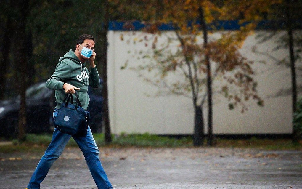 Premier Mark Rutte komt aan bij het Catshuis voor een overleg met de ministers en deskundigen over de coronacrisis. beeld ANP, ROBIN VAN LONKHUIJSEN