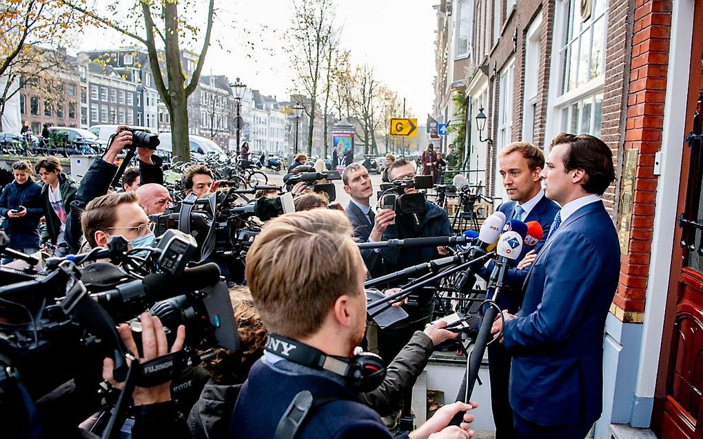 Thierry Baudet en vicevoorzitter Lennart van der Linden staan de pers te woord. beeld ANP, Robin van Utrecht