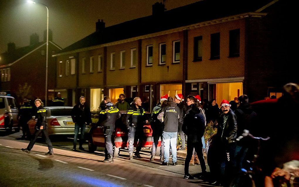 Politie in Urk, zaterdagavond. beeld ANP, ROBIN UTRECHT