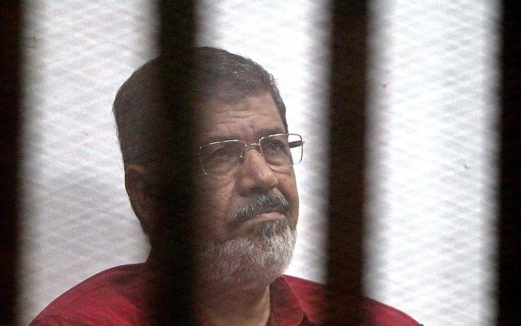 Voormalig president Morsi tijdens zijn proces. beeld EPA