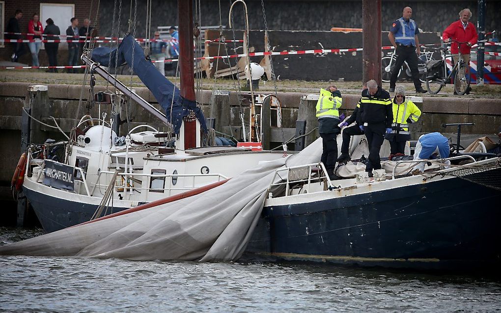 De politie inspecteert een historische tweemaster in Harlingen. Na een mastbreuk kwamen vorig jaar drie mensen aan boord om het leven. Beeld ANP