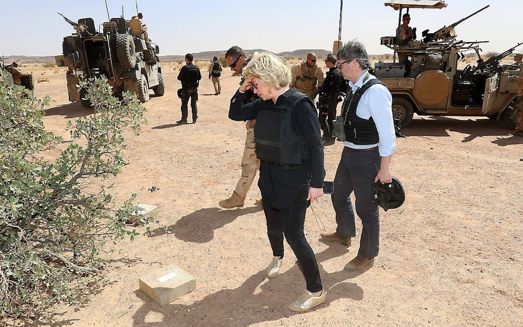 Minister van Defensie Jeanine Hennis-Plasschaert tijdens een bezoek aan de Nederlandse Long Range Reconnasisance Patrol Task Group (LRRPTG) in Mali. Deze eenheid bestaat uit militairen van de Luchtmobiele Brigade en voert meerdaagse, lange-afstandspatroui