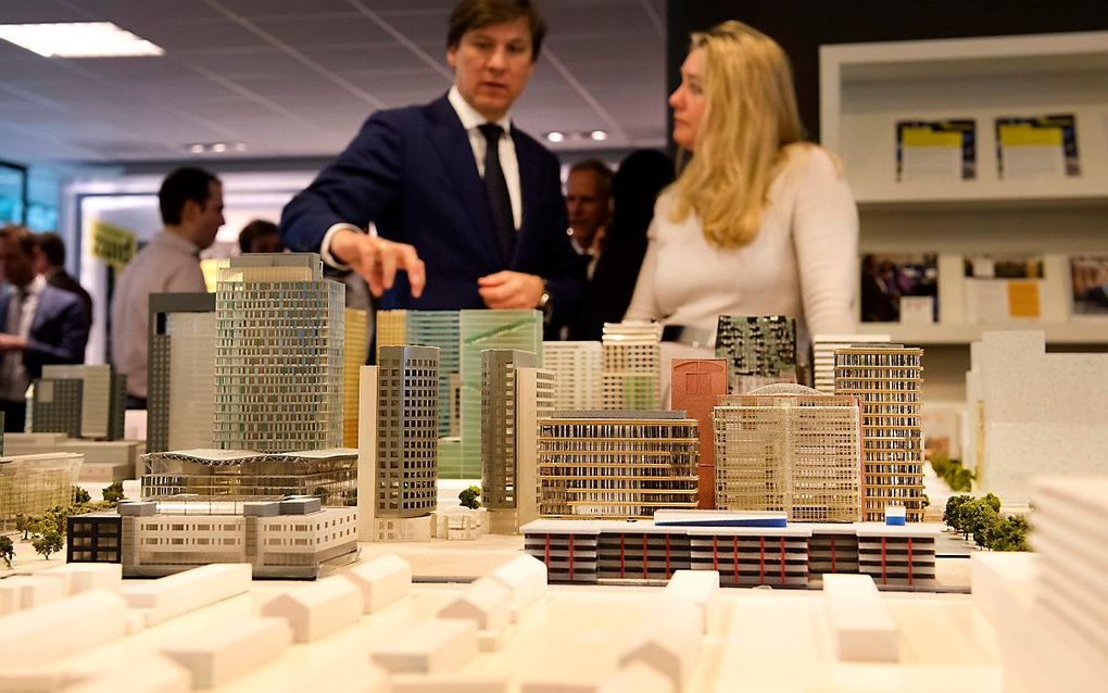 Een maquette van de Zuidas. Op de achtergrond voormalig Minister van Infrastructuur Schultz van Haegen. beeld ANP