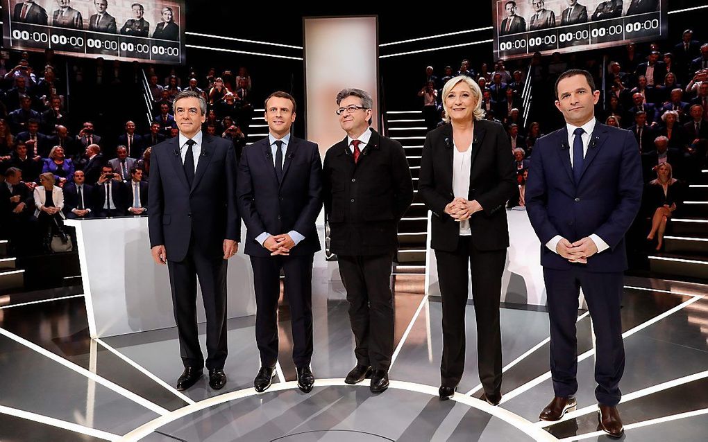 De Franse presidentskandidaten voor het tv-debat. Van links naar rechts: Fillon, Macron, Melenchon, Le Pen, Hamon. beeld AFP