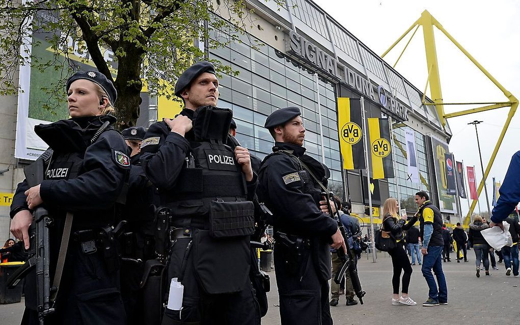 Politie bij het stadion van Dortmund. beeld EPA