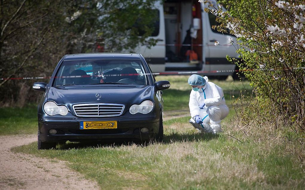 De politie verricht donderdag onderzoek bij de Mercedes in het Zeeuwse dorp Dishoek. beeld ANP