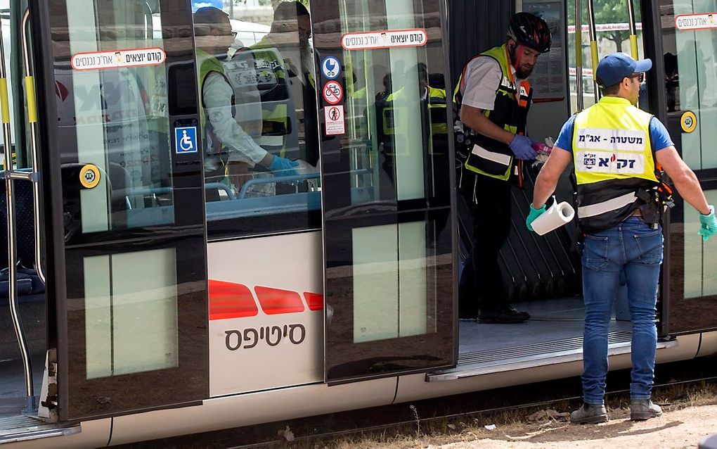 De tram wordt onderzocht na de steekpartij. beeld EPA