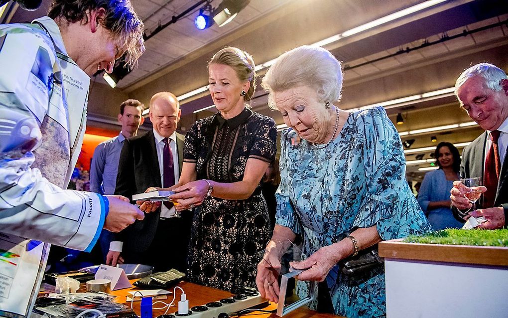 Prinses Mabel en prinses Beatrix tijdens de uitreiking van de derde Prins Friso Ingenieursprijs. De uitreiking vond plaats op de TU Delft die dit jaar haar 175-jarig jubileum viert. beeld ANP