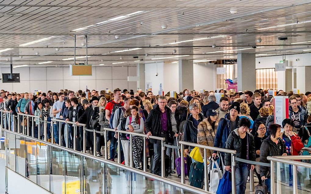 Grote wachtrijen maandag op Schiphol. beeld ANP