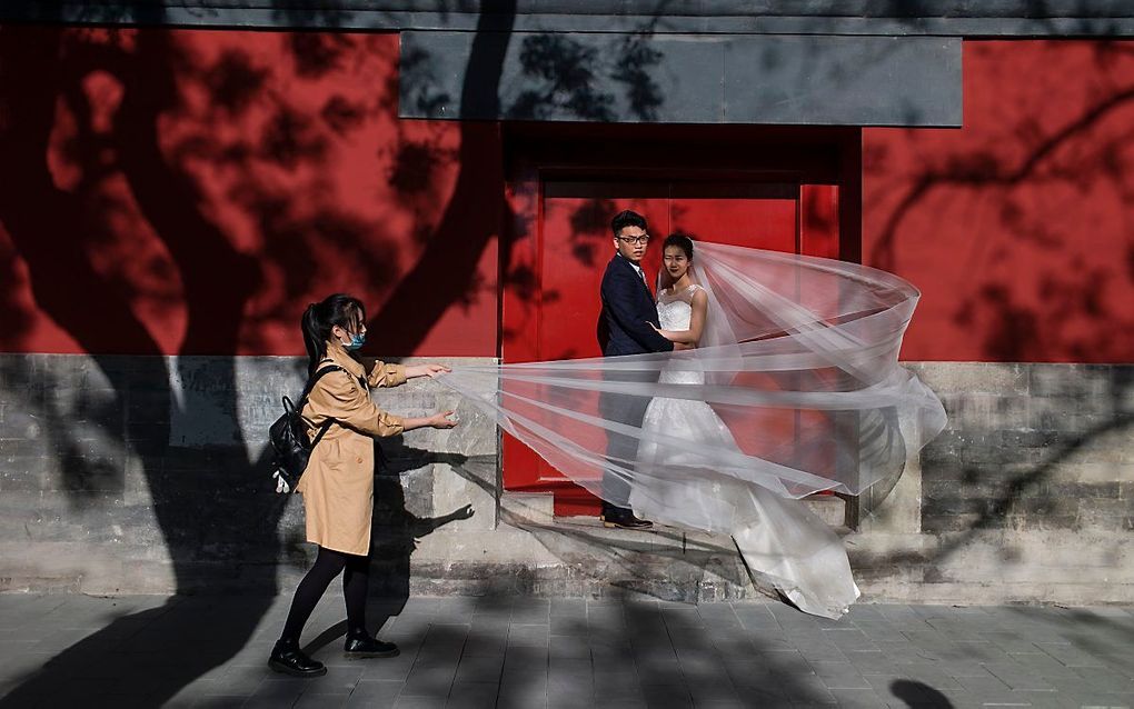 Een bruidspaar maakt foto's in de Verboden Stad in Peking. beeld AFP