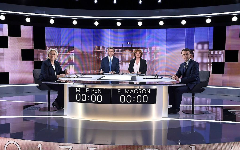 Le Pen en Macron voor de start van het debat. beeld EPA