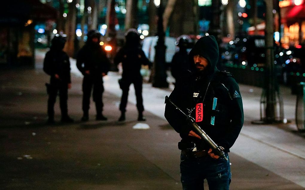 De politie bewaakt dinsdagmorgen station Gare du Nord in Parijs. beeld AFP