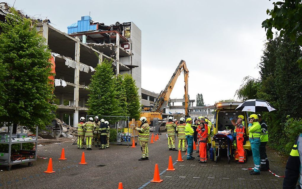 In Woerden is vrijdagochtend iemand bedolven onder een betonvloer doordat een deel van het oude stadhuis is ingestort. beeld ANP