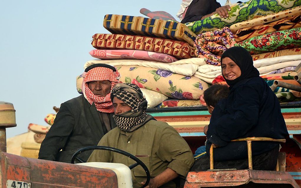 Inwoners van Raqqa ontvluchten de stad. beeld EPA